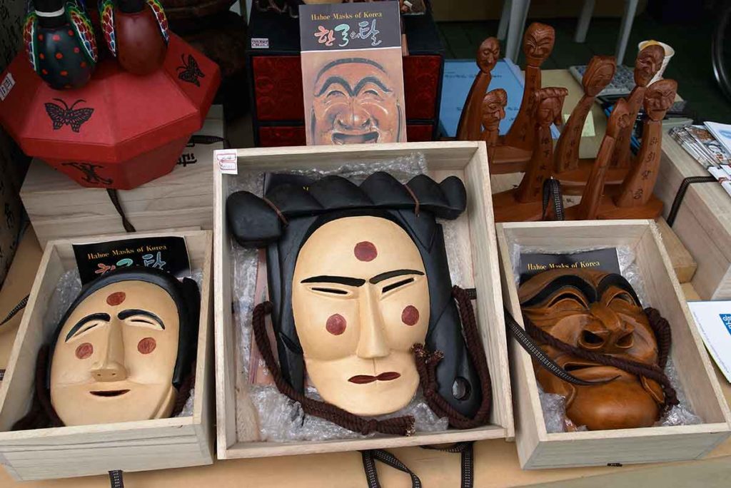 things to do in south korea masks