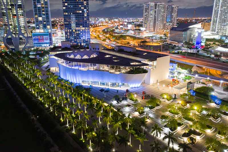 Architectural landmarks Miami (Phillip and Patricia Frost Museum of Science at night)