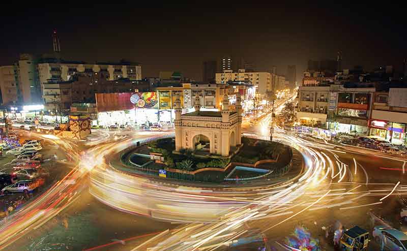 Bahadurabad Chowrangi roundabout and traffic