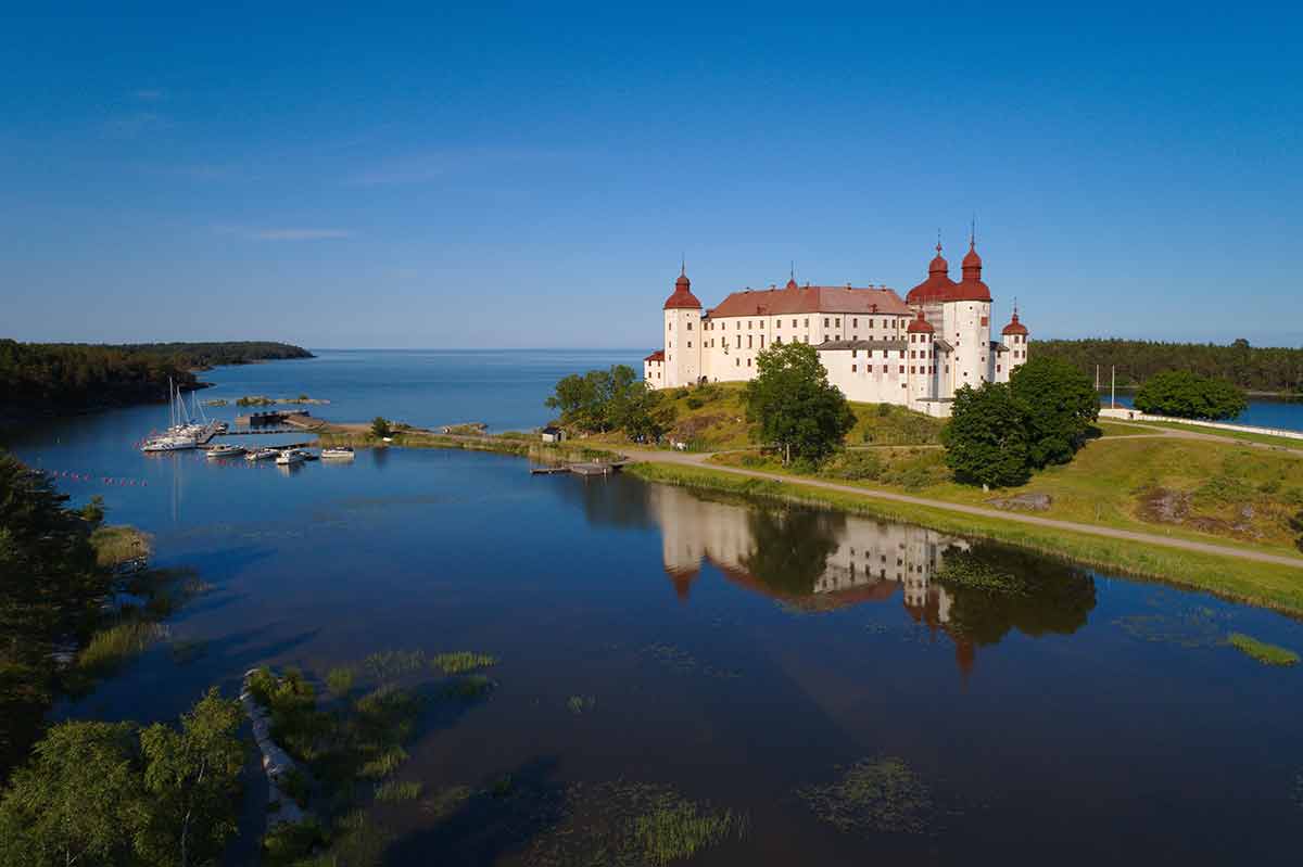 Lacko Castle by the water