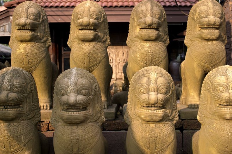 Cambodian lion statues for sale in Dan Kwian