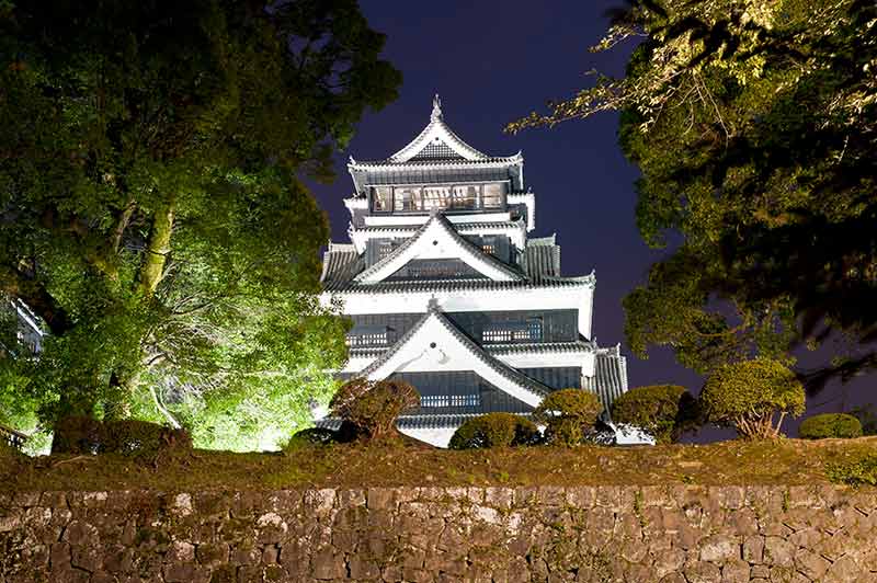 Famous Castles in Japan (kumamoto castle) at night