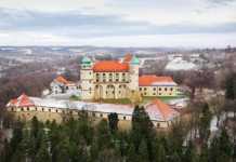 15 Stunning Castles In Poland That Look Straight Out Of A Fairytale Famous Castles in Poland Nowy Wisnicz in winter