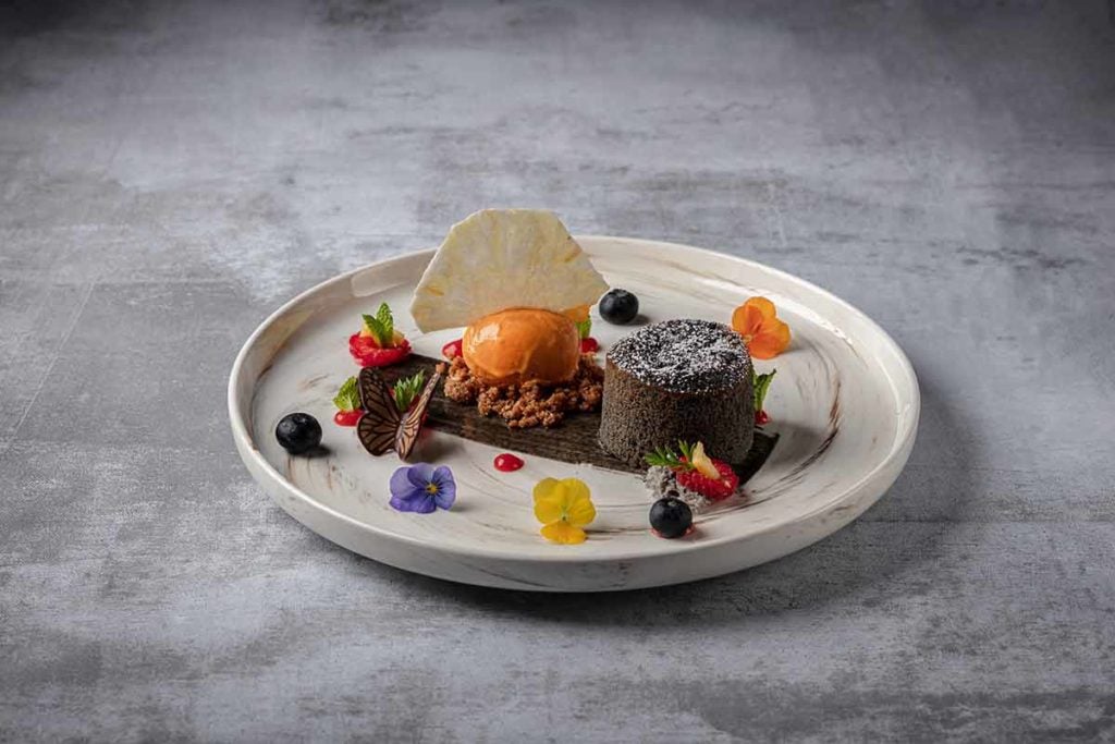 La Chine Chocolate fondant with melted back sesame hard, pumpkin ice cream 黑芝麻心太軟蛋糕伴南瓜冰淇淋