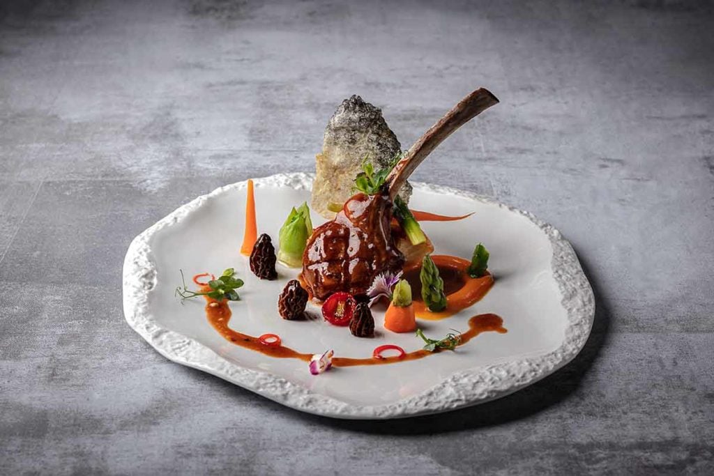 La Chine Roasted rack of lamb, pan fried cod fish served with seasonal vegetable and black pepper sauce, morel cream sauce 巴黎軒魚羊鮮佯紅酒黑椒羊肚菌汁