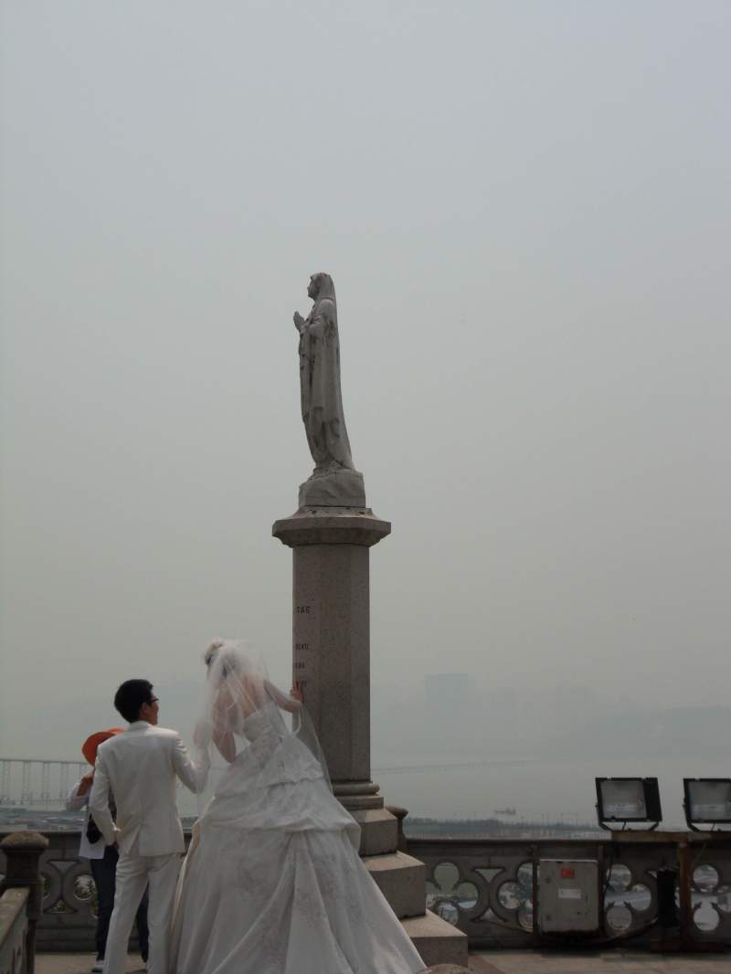 Macau penha mary with bride and groom