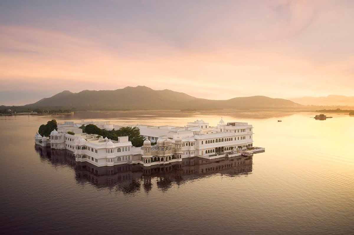 Palaces in India (Taj Lake Palace)