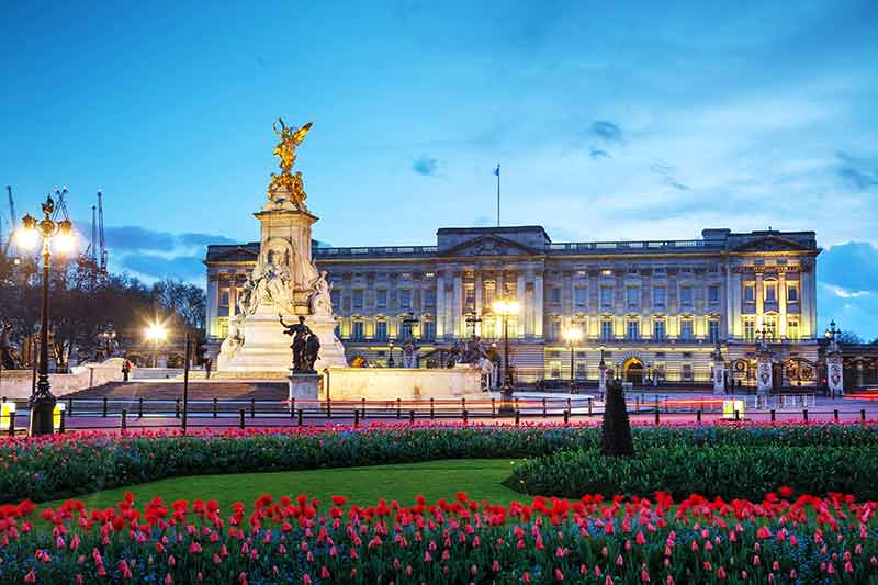Palaces in London Buckingham Palace at night