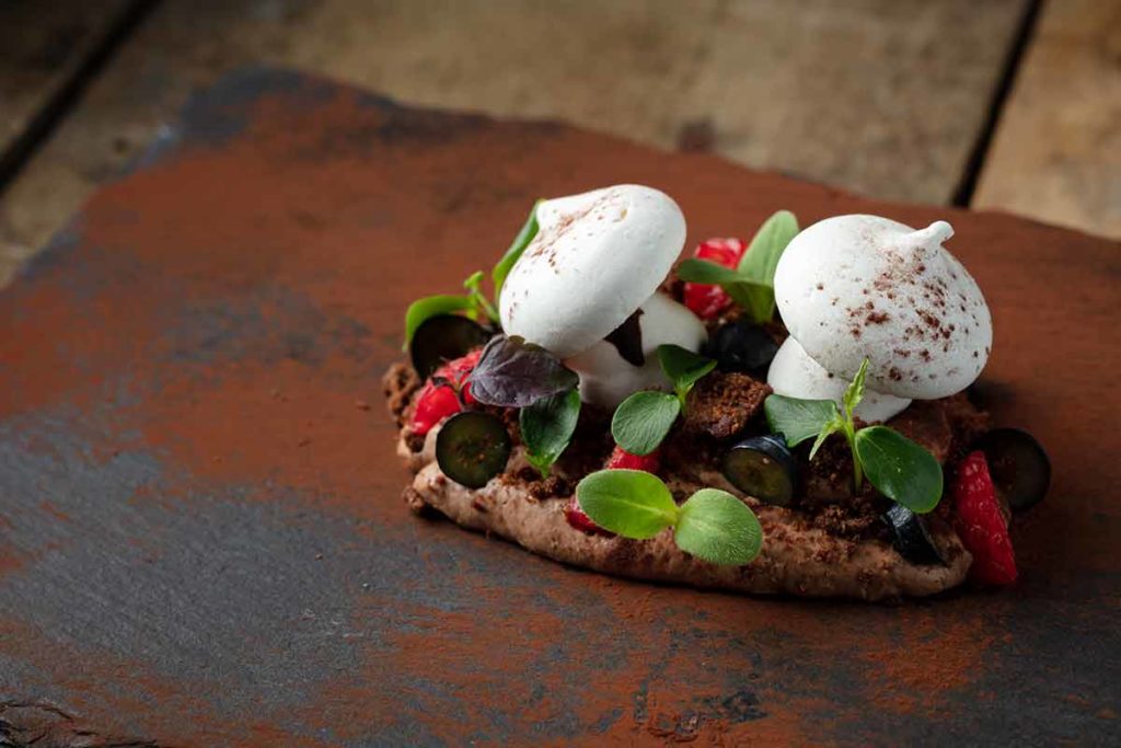 Portofino Dark chocolate mousse, meringue, black truffle, pistachio crumble and berries 黑巧克力慕斯, 蛋白霜, 黑松露, 開心果碎, 漿果