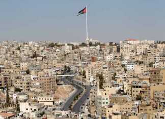 20 things to do in Amman that blend ancient and modern cityscape with Raghadan flagpole