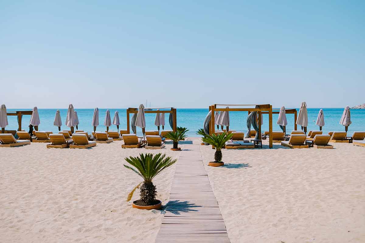 Luxury beach bed chairs and blue ocean