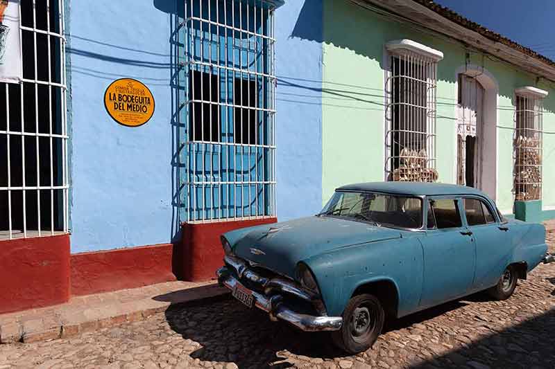 best time to visit cuba 2018 La Bodeguita Del Medio and vintage car