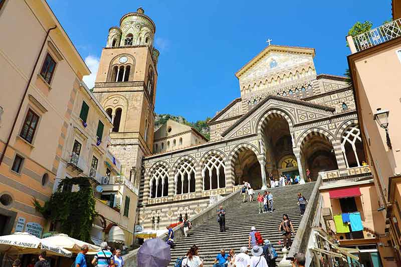 best time to visit italy 2017 people walking up the steps to the cathedral