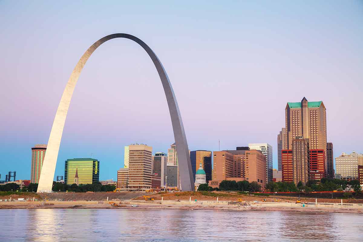 St Louis gateway arch by the river