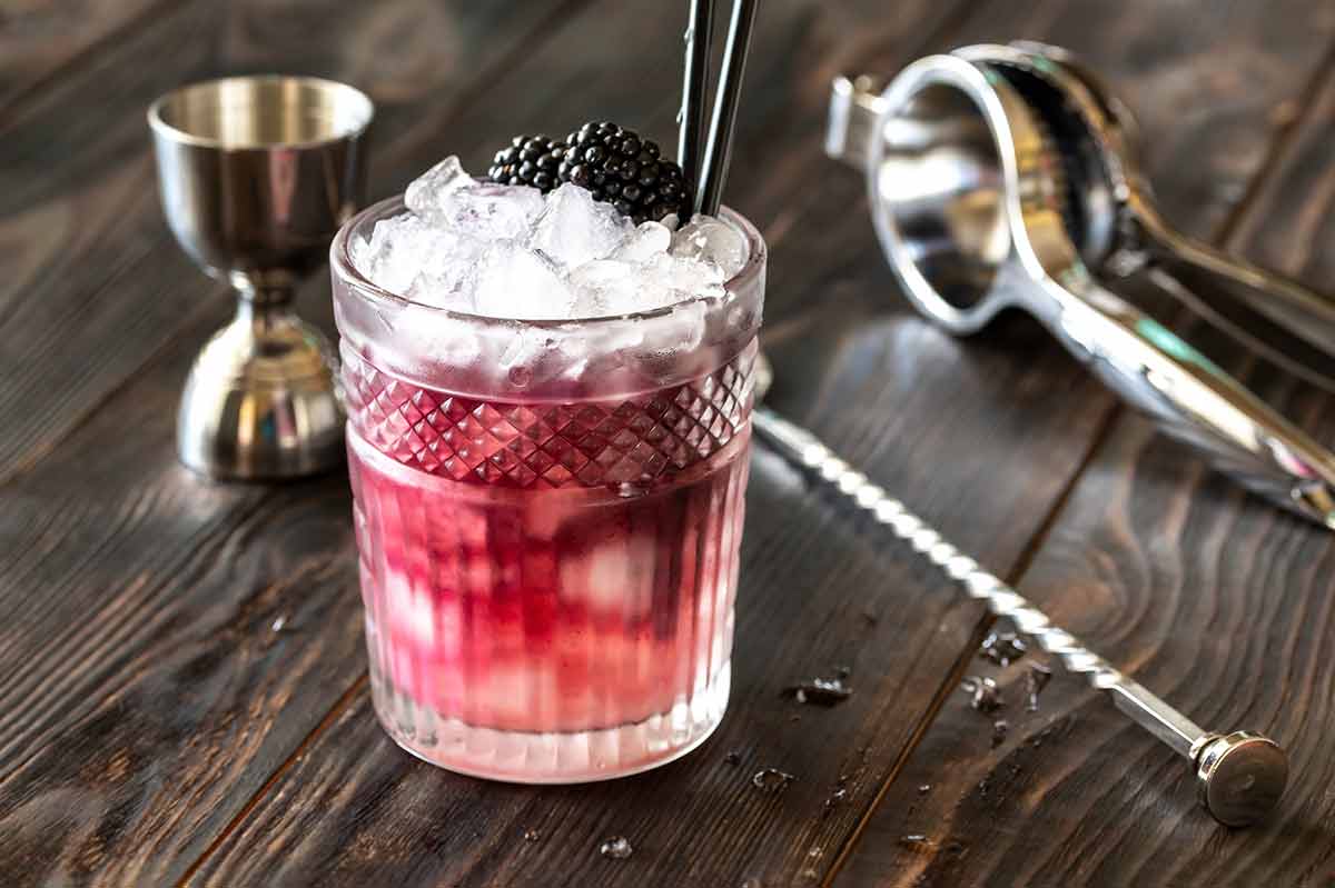 british alcoholic drinks bramble cocktail in glass