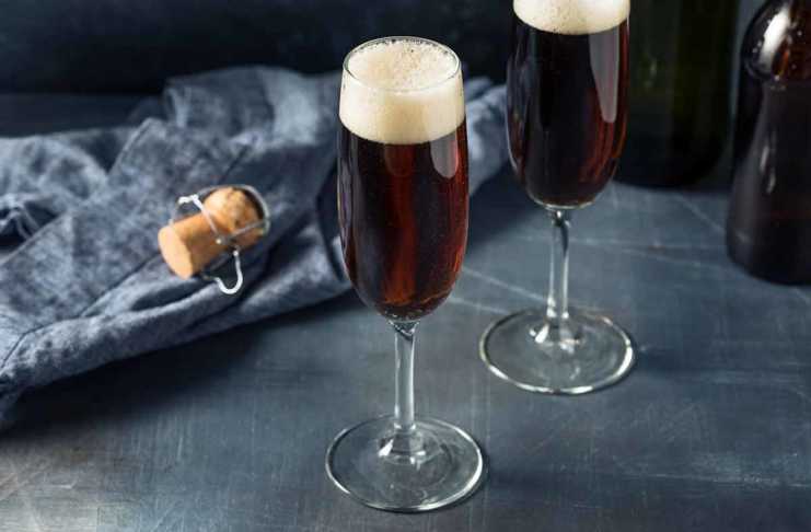 british drinks black velvet cocktail in champagne flutes