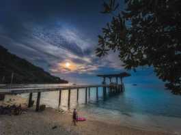christmas island sunset couple standing by the jetty