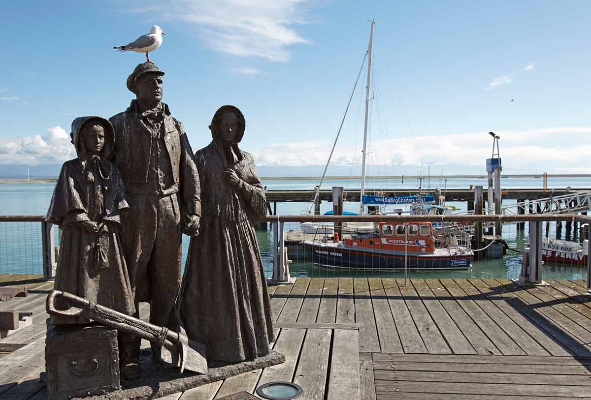 statue of first settlers at the pier in nelson