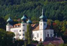 15 Stunning Castles In Austria That Belong In A Fairytale famous castles in Austria (Artstetten Castle)