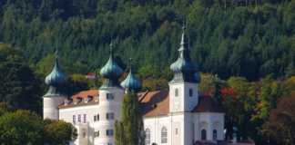 15 Stunning Castles In Austria That Belong In A Fairytale famous castles in Austria (Artstetten Castle)