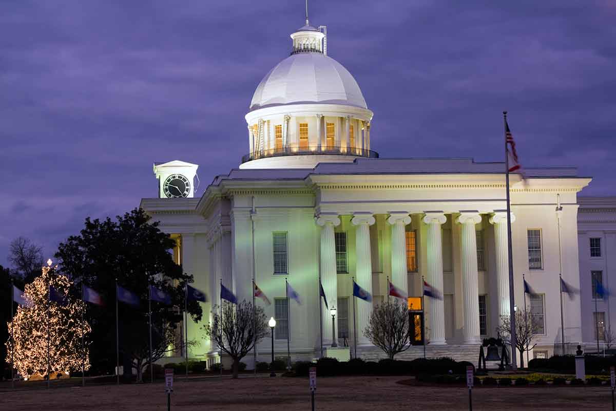 Знаменитые достопримечательности в здании Алабамы подсвечиваются ночью