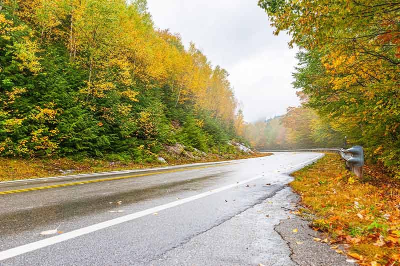Kancamagus Highway road in autumn, wherefamous landmarks of new hampshire can be found on a drive