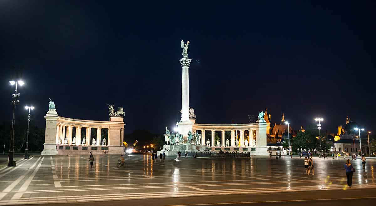 heroes square budapest at night