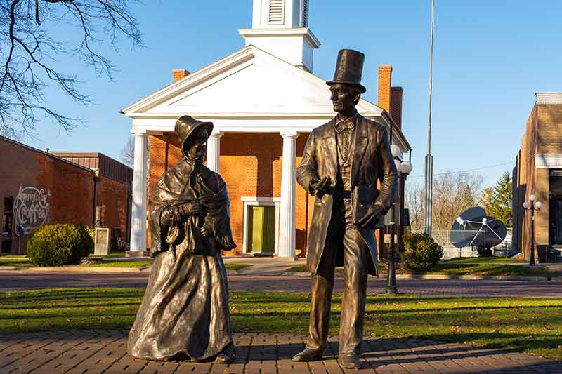 Bronze statues of Abraham and Mary Lincoln in illinois landmarks springfield