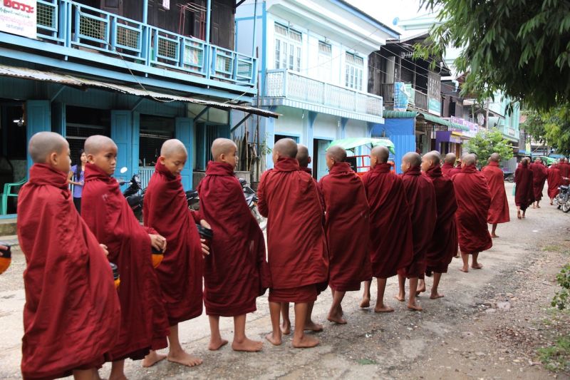 river cruise myanmar monks