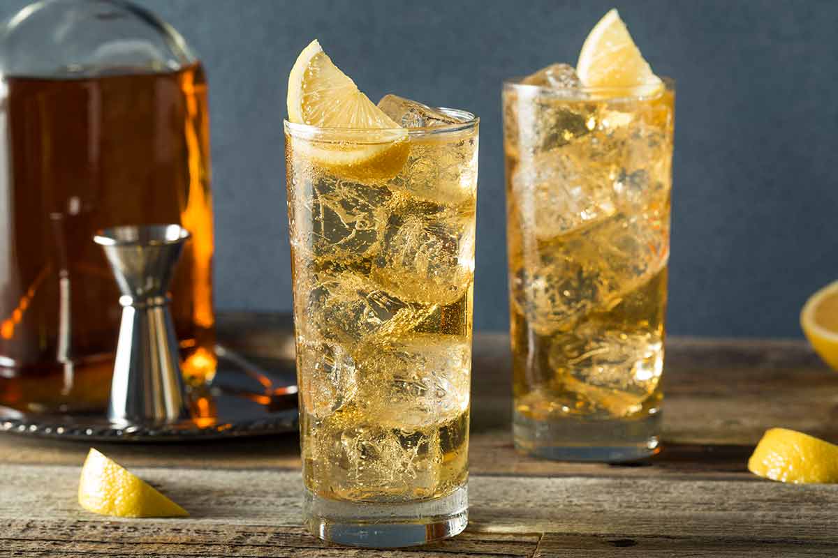 japanese highball cocktail two glasses with ice and slices of lemon