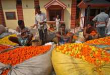 10 Fascinating Places To Visit In Kolkata That Will Surprise You kolkata flower market is the best place in kolkata to photograph people