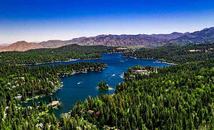 20 Things To Do In Lake Arrowhead for a Perfect Mountain Escape lake arrowhead california aerial view of lake, trees and mountains