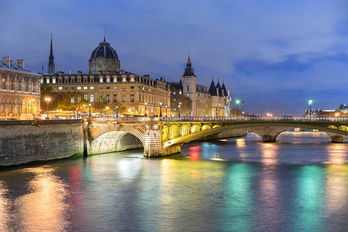 conciergerie palace at night