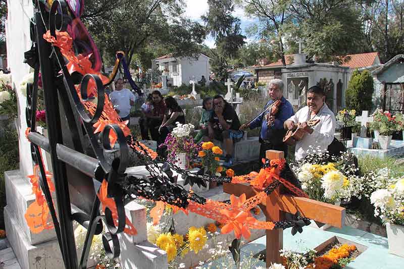 mexican funeral traditions musicians serenading the grave of a loved one