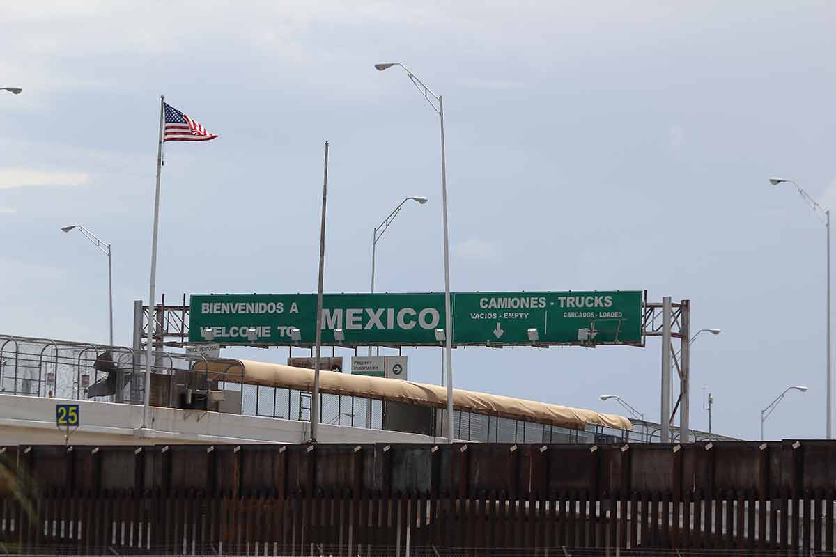 mexico usa border sign