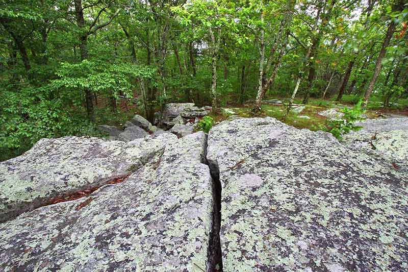 Достопримечательности Монтгомери, Алабама Скалы разбросаны по ландшафту государственного парка Чиха в Алабаме.