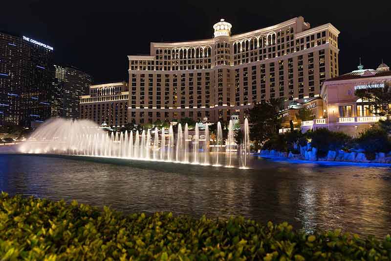 pictures of las vegas at night fountains at Bellagio