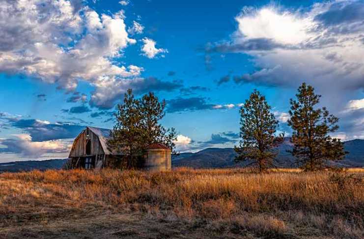 20 Things to Do in Rathdrum Idaho That Make Small-Town Travel Worthwhile rathdrum idaho autumn barn