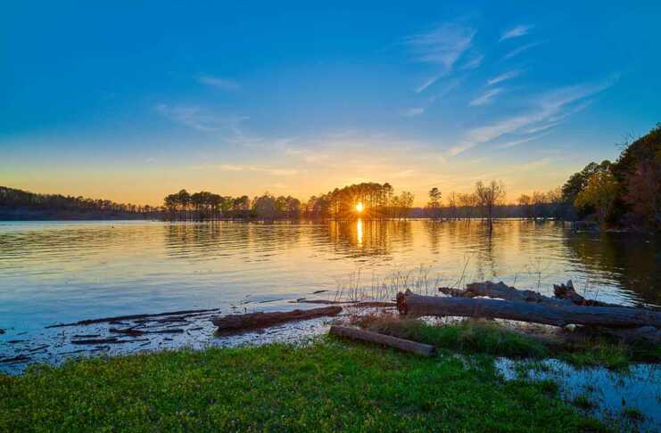 20 Best Things To Do In Rogers Arkansas sunset on Beaver Lake near rogers arkansas