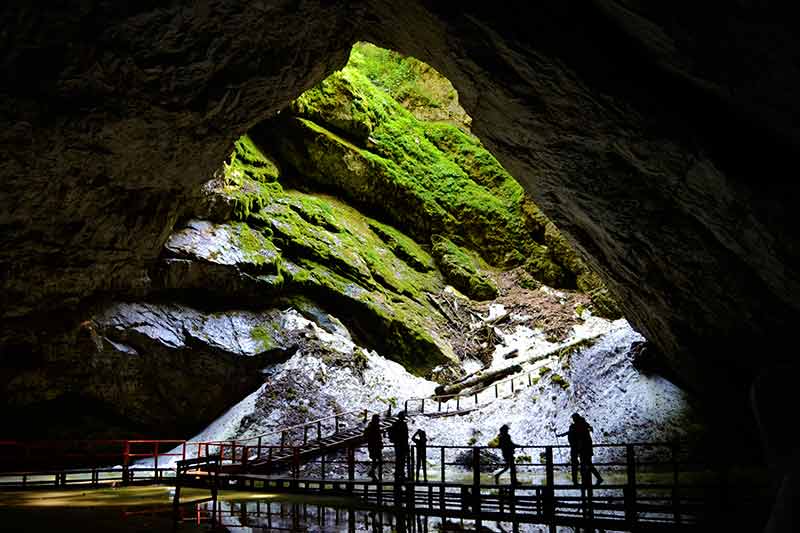 romania geographical landmarks scarisoara cave