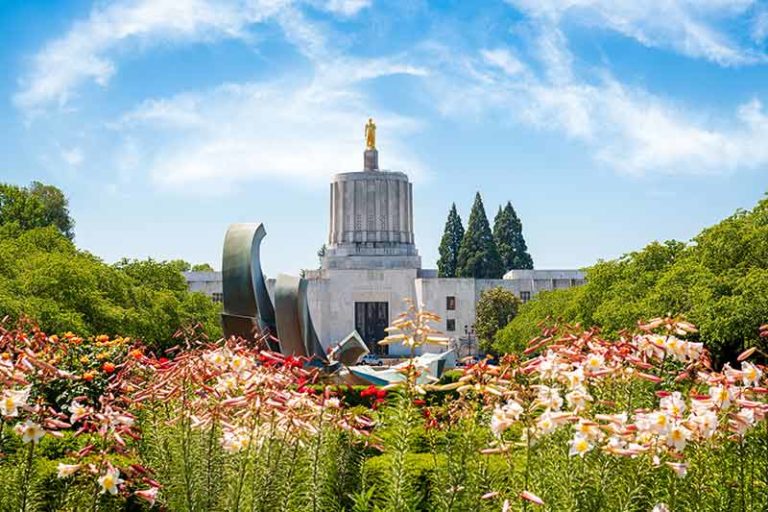 21 Amazing Landmarks in Oregon For Your 2024 Bucket List