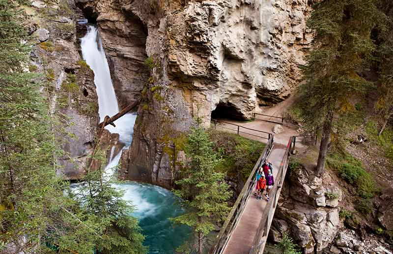 things to do in banff in april