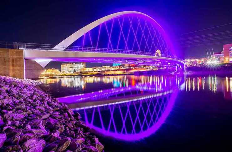 20 things to do in Des Moines that will surprise you Des Moines, Iowa, skyline and bridge illuminated at night