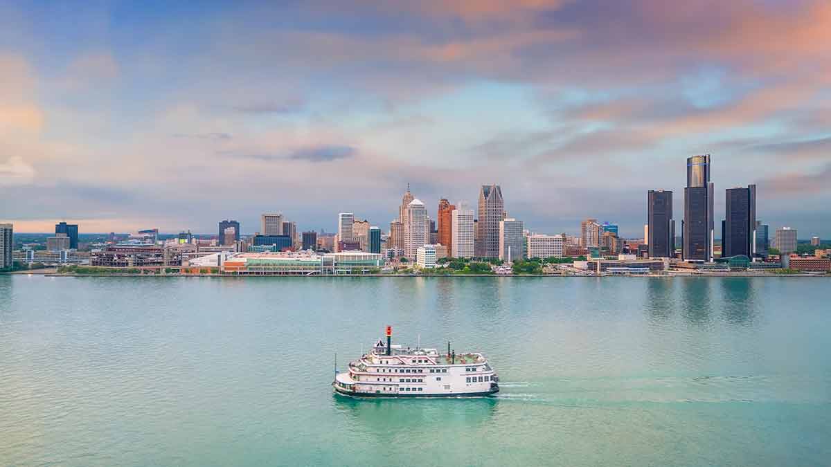 things to do in downtown detroit at night