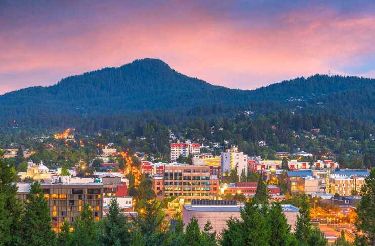 20 Things To Do In Eugene, Oregon for Nature, Culture and Craft Beer Fans things to do in eugene today dusk view
