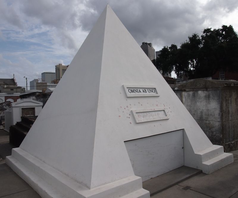 things to do in new orleans nicholas cage tomb