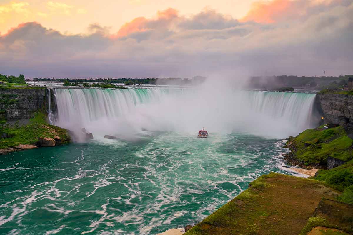 Best of Niagara Falls Canada Small Group w/Boat & Behind Falls
