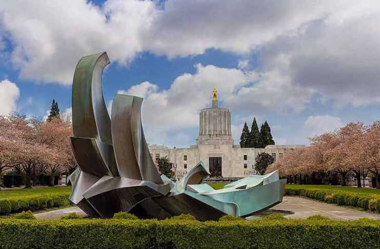 20 Things To Do In Salem, Oregon That Show Off the Willamette Valley things to do in salem state of oregon capitol building with sculpture in the foreground