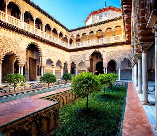 things to do in seville royal alcazar courtyard