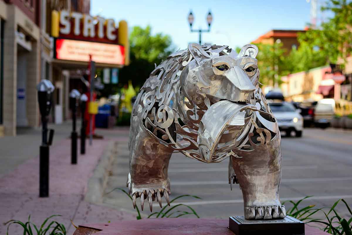 things to do in sioux falls today bear sculpture